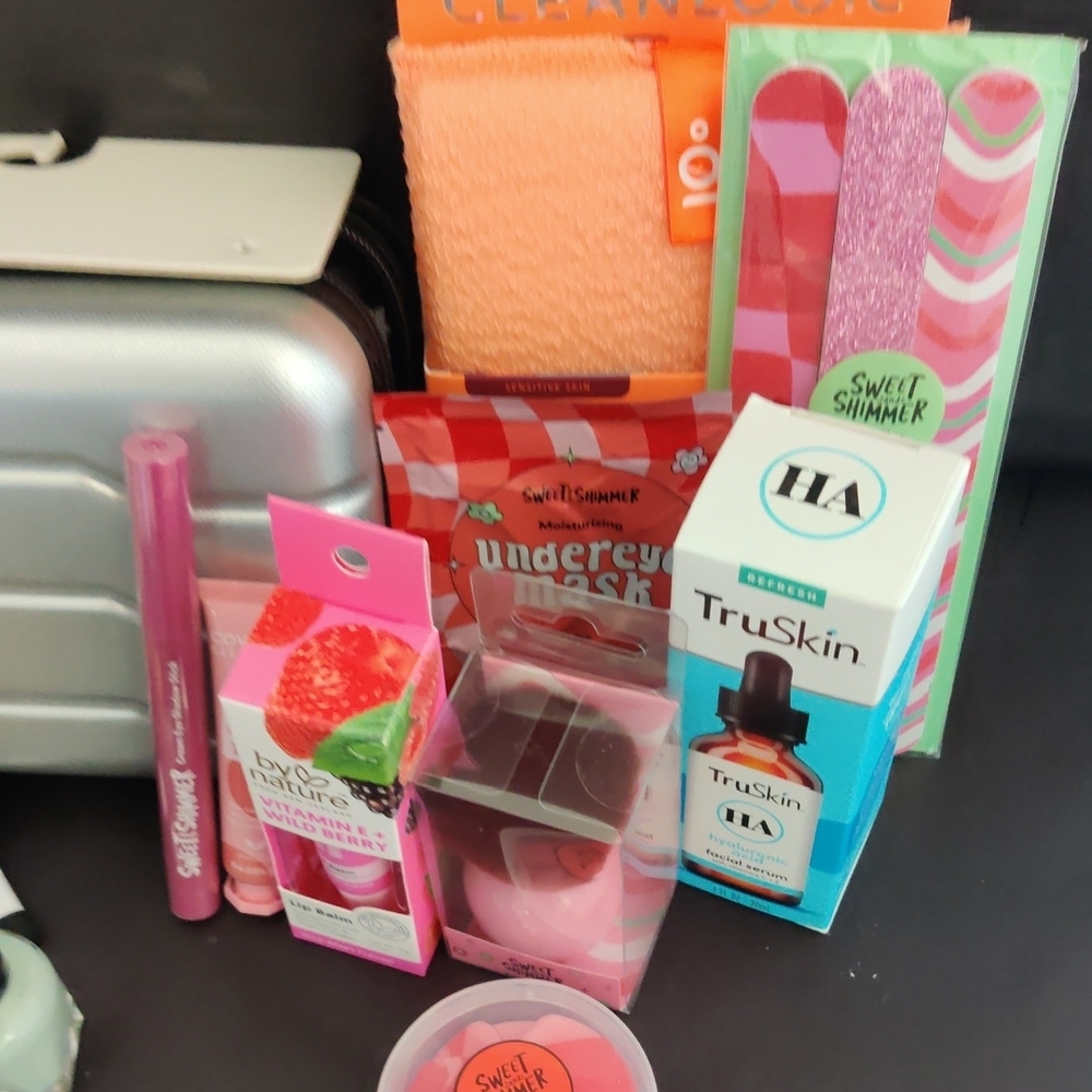 Beauty and Skincare Bundle In Hard Shell Cosmetic Case - Picture 3 of 5
